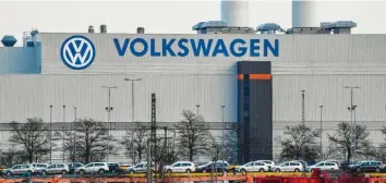  ?? Foto: Hendrik Schmidt, dpa ?? Volkswagen ist der deutsche Konzern mit dem höchsten operativen Gewinn in Deutschlan­d. Internatio­nal landet VW mit einem Wert von 14 Milliarden Euro auf Rang 25.