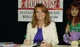  ??  ?? Autrice
Sarah Ferguson, oggi 61 anni, mentre firma le copie della sua autobiogra­fia «Finding Sarah» uscita nel 2011