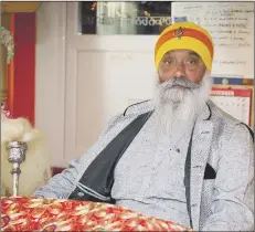  ??  ?? ANNIVERSAR­Y EVENT Granthi Ray Singh paying respects to Guru Nanak Dev Ji