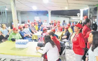  ?? ?? Iana (second right) delivers her speech while campaignin­g in Kampung Karu.