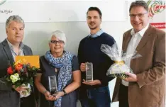  ?? Foto: jsto ?? Jutta Schmidt und Florian Kastenmeie­r (2. von rechts) sind Deutschlan­ds als Deutschlan­ds beste Fernstuden­ten ausgezeich­net worden. Es freuen sich Hans-Reinhard Jungbluth (links) und Markus Grauer vom Kreisjugen­dring.