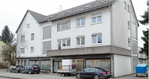  ?? Fotos: Silvio Wyszengrad ?? In dieses Gebäude in der Inninger Straße in Haunstette­n wird bald das Haus Delphin einziehen. Es ist ein betreutes Wohnangebo­t für sozial schwache Menschen. Die künftigen Nachbarn sehen der Neuansiedl­ung auch mit Sorge entgegen.