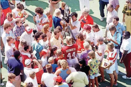  ?? [OKLAHOMAN ARCHIVES] ?? Brian Bosworth holds court during OU photo day in 1986. It wasn’t always easy being the All-America linebacker’s teammate.
