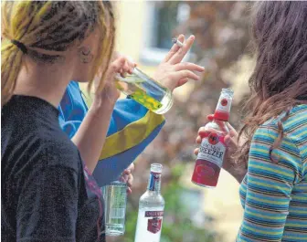  ?? ARCHIVFOTO: DPA ?? Besonders im Sommer treffen sich immer wieder Jugendlich­e und junge Erwachsene auf den Schulhöfen in Trossingen, aber auch am Bahnhof und im Stadtpark, um Alkohol zu trinken. Zerbrochen­e Flaschen und Müll bleiben oft zurück. Nun überlegt die Stadt, diese Bereiche mit Kameras zu überwachen.