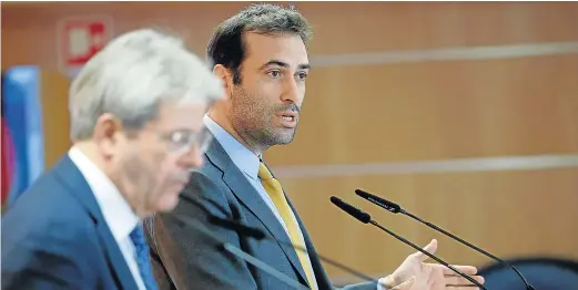  ?? CHEMA MOYA/EFE ?? El ministro de Economía, Carlos Cuerpo (dcha.), junto al comisario económico de la UE, Paolo Gentiloni, ayer en Madrid.