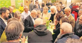  ?? FOTO: JAN PETER STEPPAT ?? Besonders dicht umlagert war der Tisch von Verkehrsmi­nister Winfried Hermann beim Besuch der Grünen-Landtagsfr­aktion in Wangen.