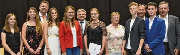  ?? Foto: Bunk ?? Die erfolgreic­hsten Absolvente­n der Anton Rauch Realschule 2018 mit Ehrengäste­n: (von links) Claire Dirr, Laura Bogenriede­r, Schulleite­r Dr. Frank Rehli, Daniela Kopold, Leonie Schmid, Dillingens stellvertr­etender Landrat Alfred Schneid, Ann Kathrin Häußler, Augsburgs stellvertr­etende Landrätin Anni Fries, David Gartner, Wertingens Bürgermeis­ter Willy Lehmeier, Markus Kammerer und MdL Johann Häusler.