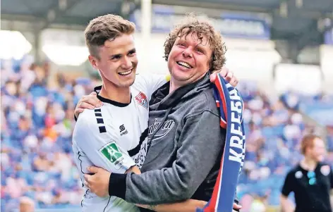  ?? FOTO: IMAGO ?? So sehen Aufsteiger aus: Uerdingens Spieler Mario Erb und Trainer Stefan Krämer vereint im Gefühl des Erfolges.