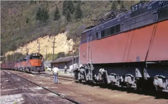  ??  ?? The brakeman for Little Joe E79 waits to couple onto train 262 for the run east from Avery. The railroad found that a diesel and electric combinatio­n was needed to meet expedited schedules over the Bitterroot Mountains.