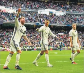  ?? AFP ?? Sergio Ramos (izq.) celebra una de las dos anotacione­s que marcó ayer en el juego del Real Madrid ante el Málaga, en el Bernabéu.