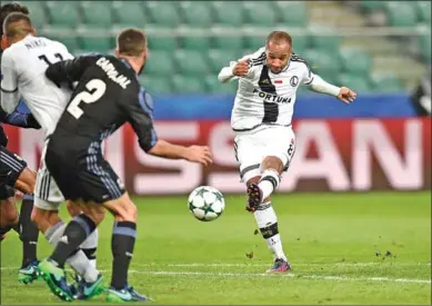  ??  ?? Vadis Odjidja-Ofoe (r) van Legia Warschau schiet het eerste doelpunt van zijn team binnen. (Foto: UEFA)