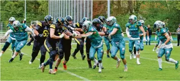  ?? Foto: Christian Rudnik (Archivbild) ?? Für die Footballer des Landsberg X-Press (graue Trikots) steht das zweite Heimspiel in der laufenden Regionalli­gaSaison an. Zu Gast sind am Samstag die Franken Knights.