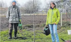  ?? FOTO: BRIGITTE FROSDORFER ?? Nach der erfolgreic­hen Pflanzung: Nabu-vorsitzend­er Siegfried Frosdorfer und Erzieherin Marianne Merk.