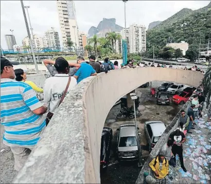  ?? MARCELO SAYÃO / EFE ?? Colas a las entrada de un colegio electoral en Rocinha, en la primera vuelta de las elecciones