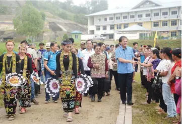  ??  ?? Children of Long Panai greet Baru during his visit to the rural area.