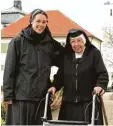  ?? Foto: Landherr ?? Alt und Jung: Sr. M. Dominika Nuiding CSJ und Sr. M. Dolorosa Stark CSJ beim Spaziergan­g in Ursberg.