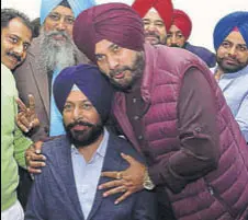  ?? SAMEER SEHGAL/HT ?? Local bodies minister Navjot Singh Sidhu with mayor Karamjit Singh Rintu at the MC office in Amritsar on Tuesday.