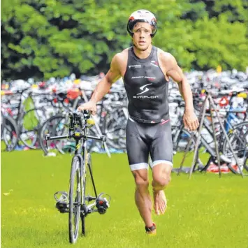  ?? Foto: Karl Aumiller ?? Radfahren ist die stärkste Disziplin von Triathlet Roman Deisenhofe­r. Jüngst landete der Augsburger in Zürich auf dem vierten Platz, sein übergeordn­etes Ziel ist die Teilnahme am Profi-Ironman auf Hawaii.