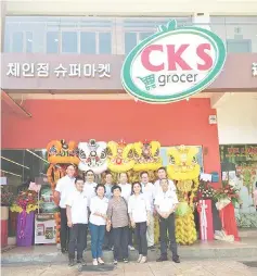  ??  ?? The CKS Supermarke­t Sdn Bhd team in front of the CKS Grocer store at Warisan Square.