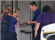  ?? Godofredo A. Vasquez / Houston Chronicle ?? A distraught Carole Busick talks to authoritie­s after they retrieved the body of her daughter, Valerie Busick McDaniel, from a local condominiu­m.