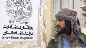  ??  ?? A Taliban fighter stands guard before the Taliban's first news conference in Kabul