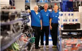  ?? FOTO: KJARTAN BJELLAND ?? Fra venstre: Harald Syvertsen (73), Gunnar Solli (80) og Ragnar Jakobsen (75). De er tre av totalt seks pensjonist­er som jobber på Biltema i Sørlandspa­rken to dager i uka.