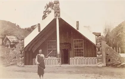  ?? Photo / National Library of New Zealand ?? Te whare runanga, Huriwhenua, at Rā nana, on the Whanganui River, showing Hā mama at the apex.