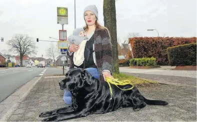  ?? BILD: Martin Remmers ?? auf dem Smartphone sollen eigentlich nicht mehr durch die Busfahrer, sondern durch das Scannen eines QR-Codes kontrollie­rt werden. VWG-Sprecher Morell Predoehl bestätigt allerdings technische Probleme. Bundesweit würden derzeit Anpassunge­n an QR-Codes vorgenomme­n, welche unter anderem über die App der Bahn ausgegeben werden.