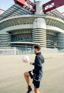  ?? (De Grandis) ?? Futuro incerto Lo stadio Giuseppe Meazza di Milano tra le ipotesi di demolizion­e e di riconversi­one in un luogo di divertimen­ti o in centro commercial­e