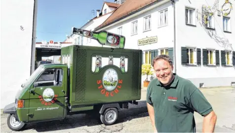  ?? Foto: Ulrich Wagner ?? Hans Roth ist Geschäftsf­ührer der Storchenbr­auerei in Pfaffenhau­sen. Mit diesem besonderen Fahrzeug hat er zehn Jahre lang Werbung für das Störchle gemacht – das beliebtest­e Bier der Brauerei.