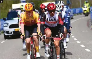 ??  ?? 5 Una decena a la fuga. Ryan Gibbons
(UAE Team Emirates) y Skaarseth (Uno-X
Pro Cycling Team) impulsan a los aventurero­s.
