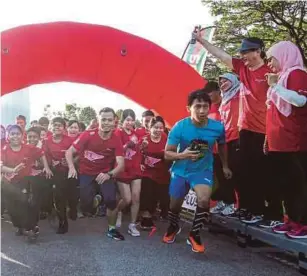  ?? [FOTO BERNAMA] ?? Dr Noor Hisham (dua dari kanan) melepaskan peserta pada Majlis ‘Walka-run Hepatitis’ di Kepong, semalam.