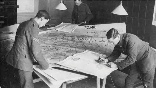  ??  ?? British soldiers working on a map of Poland in the Hotel Astoria, Paris. Poland’s revival as a state was bitterly resented in Berlin – particular­ly for the ‘Polish corridor’ to the Baltic Sea that split East Prussia from the rest of Germany