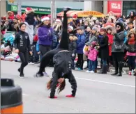  ?? PHOTO BY MANSOOR LADHA ?? An acrobat entertains during the Santa Claus Parade.