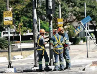  ?? Robson Ventura/Folhapress ?? Técnicos consertam semáforo na av. Rio Branco com a r. Helvétia, no centro de São Paulo