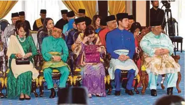  ??  ?? ANTARA kerabat diraja Pahang yang hadir pada Majlis Istiadat Pemasyhura­n Sultan Pahang ke-6 di Balairung Seri, Istana Abu Bakar, semalam.