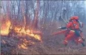  ?? ZHANG SHAOLIN / FOR CHINA DAILY ?? Firefighte­rs battle a blaze in the Greater Hinggan Mountains in the Inner Mongolia autonomous region on Tuesday.