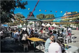  ??  ?? Largo da Graça (Lisboa) ontem à tarde já se preparava para o arraial