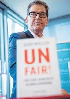  ?? FOTO: KAY NIETFELD ?? Der Allgäuer Gerd Müller war früher Lehrer und kann Zusammenhä­nge gut erklären. Jetzt hat er ein Buch geschriebe­n.