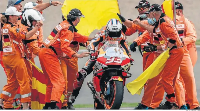  ?? FILIP SINGER / EFE ?? Marc Márquez celebra el triunfo con su personal de confianza en su escudería, que lo arropó en todo momento a lo largo de la carrera.