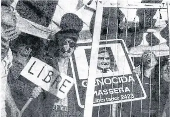  ??  ?? Escrache a Eduardo Emilio Massera, 1998 Realizada detrás de una reja, frente a la casa del ex dictador ( en Libertador y San Martín de Tours), cuando se encontraba en prisión domiciliar­ia.