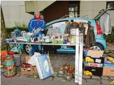  ??  ?? Zum ersten Mal auf dem Flohmarkt am Marktsonnt­ag als Anbieterin dabei, war Maria Schröpfer (links) aus Augsburg. Wolfgang Schimpfle und Anita Roser boten für den Ver ein „meilen für kinder.de“alles mögliche an, sogar antike Originale aus diversen...