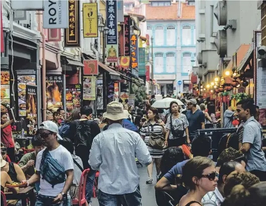  ??  ?? Singapur se ha convertido en la meca mundial de la comida callejera. En la foto, el barrio chino de la ciudad.