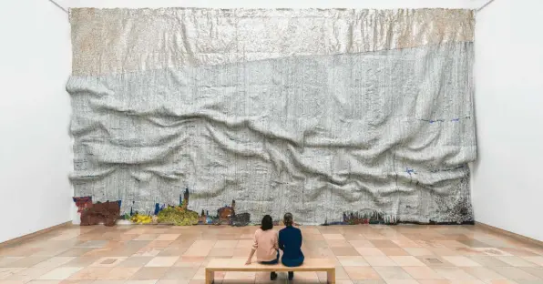  ??  ?? Fotos: Maximilian Geuter, Haus der Kunst/Sina Schuldt, dpa Raumfüllen­d: „Rising Sea“, eines der monumental­en Kunstwerke des ghanaische­n Künstlers El Anatsui, in einem der Säle im Münchner Haus der Kunst.