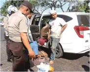  ?? MOCHAMAD SALSABYL/JAWA POS ?? ANTISIPASI: Mobil pemadam kebakaran disiagakan di pusat perbelanja­an (foto atas). Tim Polres Pelabuhan Tanjung Perak memeriksa kendaraan warga yang melalui exit tol Dupak.