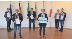  ?? FOTO: GEMEINDE ?? Carsten Friedrich, Präsident Dirk Fetten, Bernd Klaedtke, Bürgermeis­ter Martin Mertens und das Schützenkö­nigspaar Rayko und Kathrin Limp.