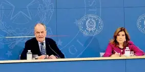  ?? ?? Il Cdm Roberto Calderoli, 67 anni, a capo degli Affari regionali e le Autonomie, ed Elisabetta Casellati, 76, alle Riforme istituzion­ali, alla conferenza stampa del 2 febbraio scorso dopo il varo del ddl Autonomia