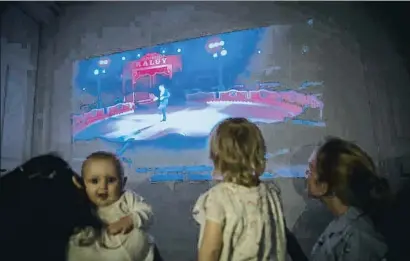  ?? LLIBERT TEIXIDÓ ?? Una familia confinada observando, ayer, el espectácul­o del Circo Raluy, realizado a pesar del coronaviru­s