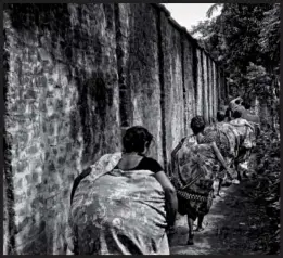  ??  ?? Gaël Turine, Inde, 29 mai 2013 (un groupe de Bangladais­es passées en Inde illégaleme­nt pour acheter des marchandis­es, courent au pied du mur-frontière.