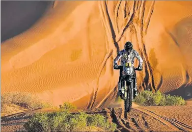  ??  ?? Pablo Quintanill­a con la Husqvarna durante la etapa de ayer (la undécima) del Rally Dakar 2020.